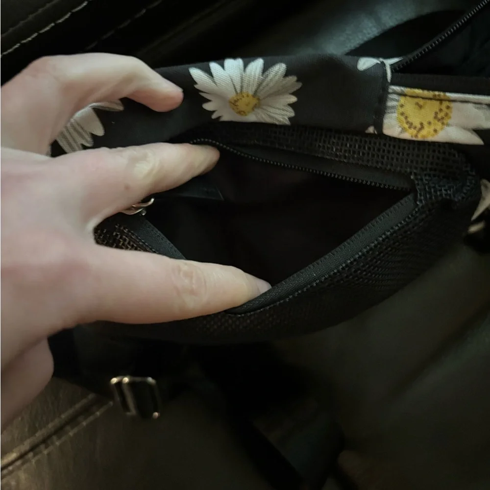 Daisy Print crossbody bag comes with gnome. - Picture 4 of 9